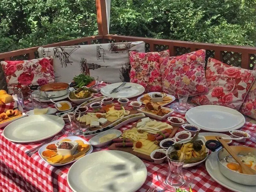 Gardenya Kahvaltı Bahçesi / Karamandere