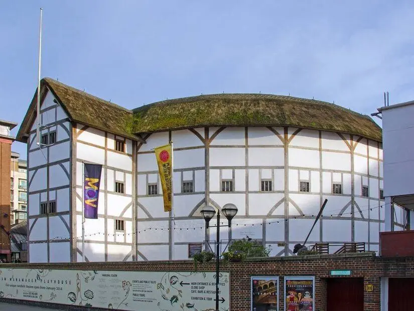Shakespeare's Globe,  Elizabeth döneminden kalma bir tiyatro binası olan Globe Tiyatrosu'nun yeniden inşasına ev sahipliği yapan komplekstir.