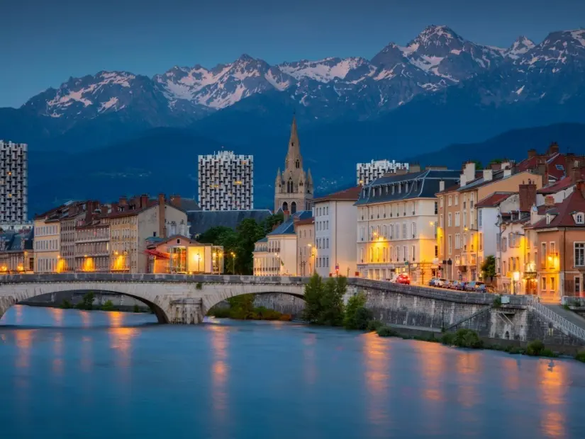 Grenoble. Alacakaranlık mavisi saatinde Fransa'nın Grenoble kentinin şehir manzarası görüntüsü.