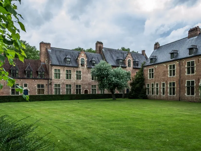 Groot Begijnhof'un (Büyük Beguinage) sokaklarının ve evlerinin görünümü