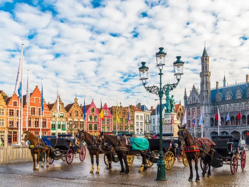 Grote Markt Meydanı ortaçağ şehir Brugge, Belçika.