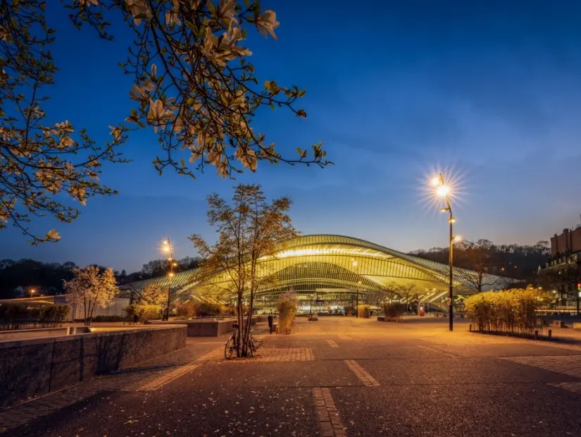 Liege, Belçika'daki Liege-Guillemins tren istasyonunun güzel dış cephesinin doğal bir görünümü