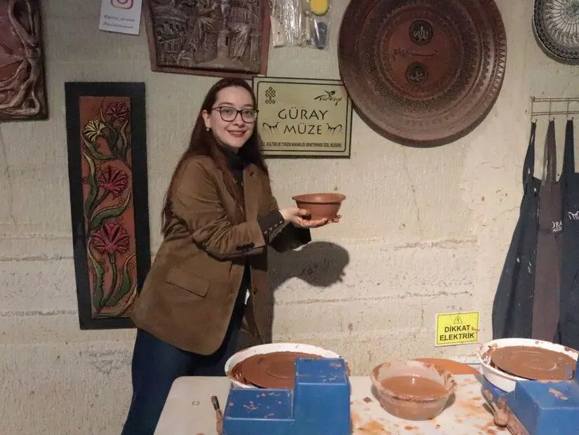 güray müze Bengisu Avanos çömleği yapıyor