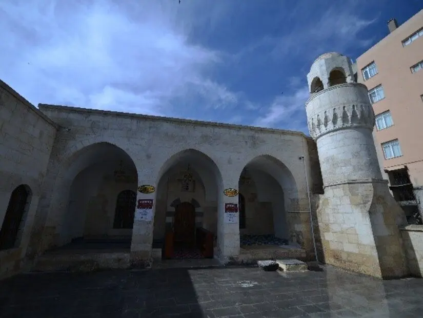 Klasik dikdörtgen mimarisi olan Hacı Derviş camii