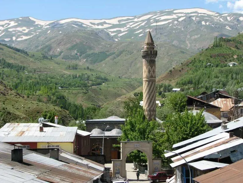 Muş’un merkezinde, tarih ve kültürün birleştiği bir yer olan Hacı Şeref Camii