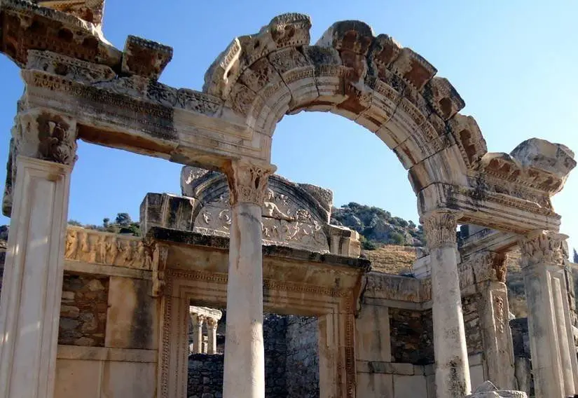 Hadrianus Tapınağı 