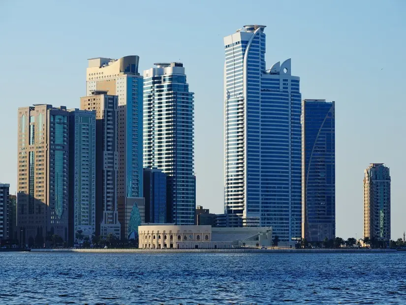 Halid Gölü kıyısından Sharjah'ın gökdelenleri.