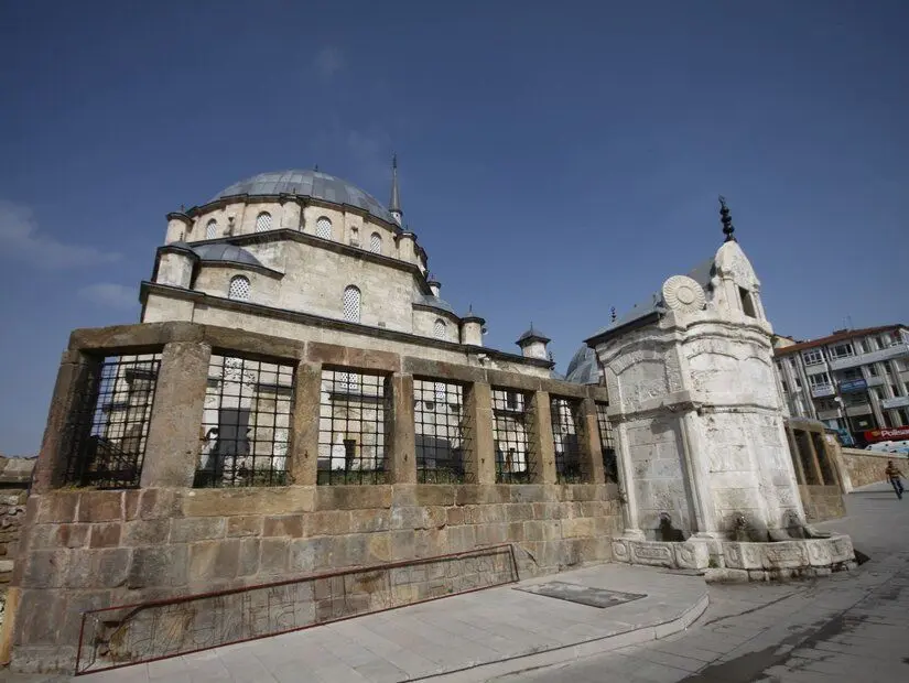 Çapanoğlu camii dış duvarına bağlı çeşme