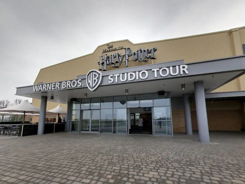 harry potter sahnelerinin çekildiği Warner Bros stüdyo girişi