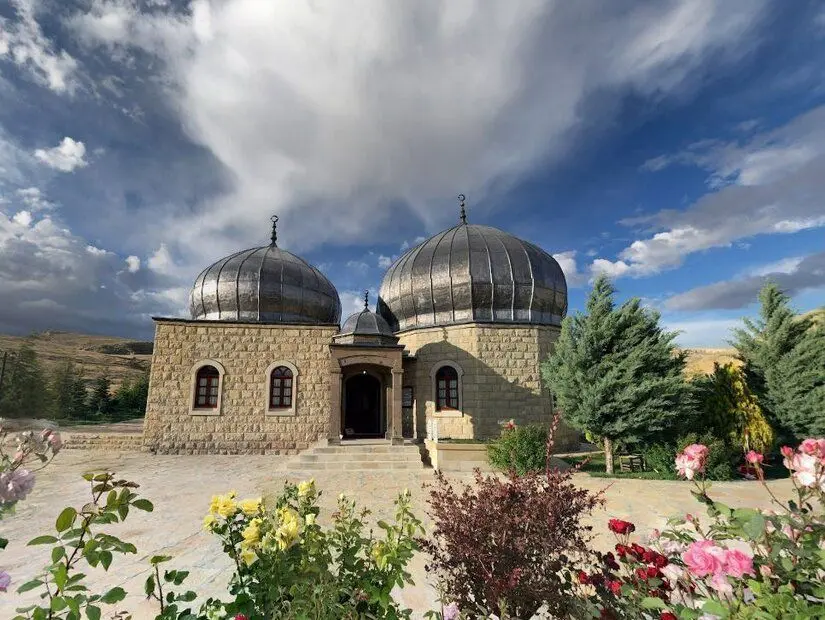 Hasan Gazi Türbesi ve Şehitlik Anıtı görünümü
