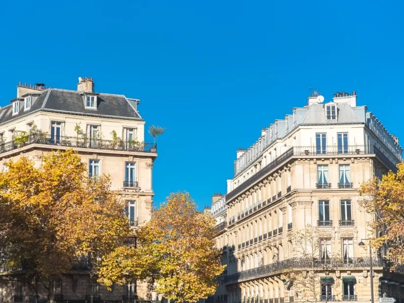 Paris, başkentin şık bir bölgesinde, 16. bölgede çekici Haussmann cephesi
