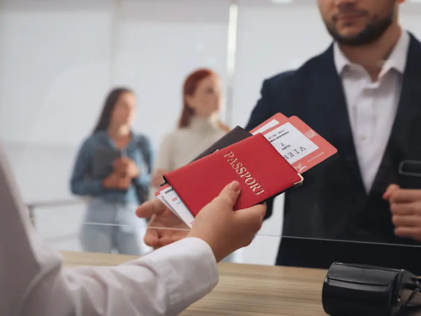 havaalanında pasaport kontrolü yapılıp yolcuya pasaport ve bilet teslim edilmesi