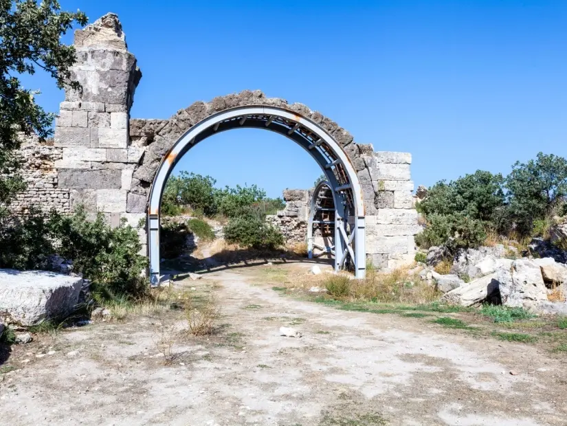 Ezine ilçesine bağlı Dalyan Köyü'nde bulunan Alexandria Troas antik kentindeki Herodes Atticus Hamamı kalıntıları.