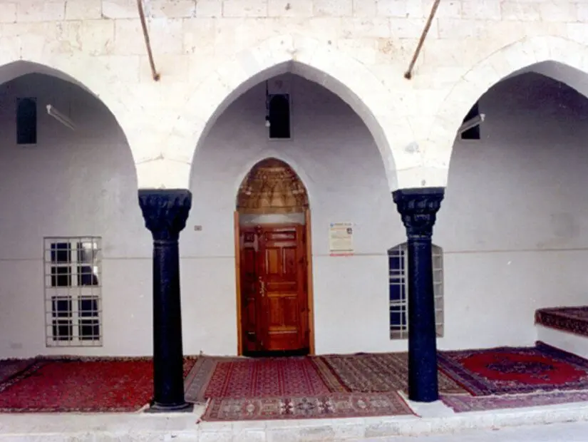  Hindioğlu Camii giriş bölümü