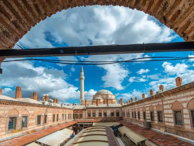 Hisar Camii  iç avludan görünümü