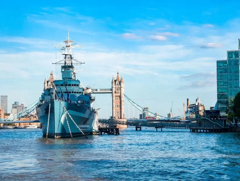 Tower Bridge ve HMS Belfast Londra, İngiltere'de bir yaz gününde