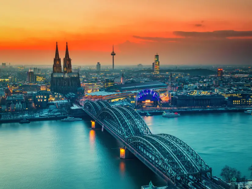 Geceleri Köln Katedrali ve Hohenzollern Köprüsü, Almanya