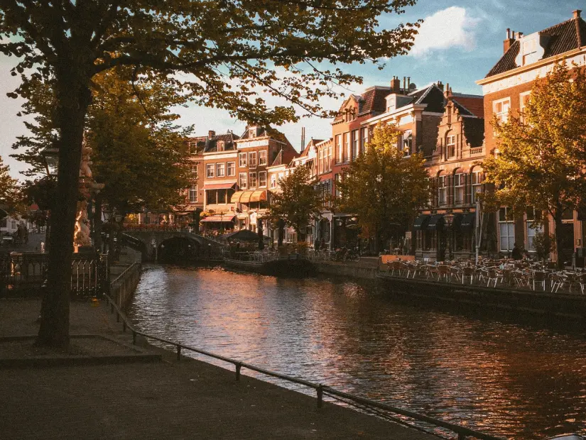 Amsterdam Hollanda'daki Amstel Nehri'nin görünümü