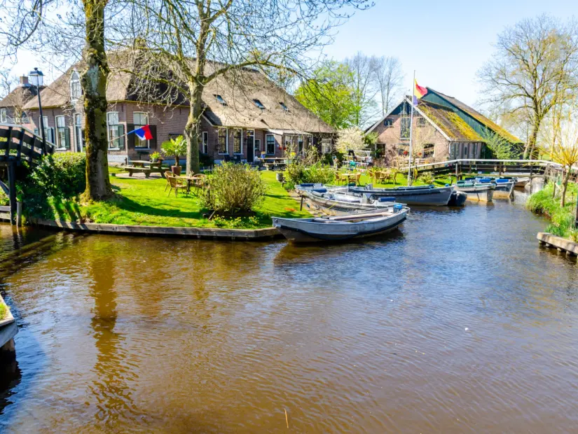 Giethoorn, Hollanda: Kanalları ve rustik sazdan çatılı evleriyle ünlü Giethoorn köyünün manzara görünümü.
