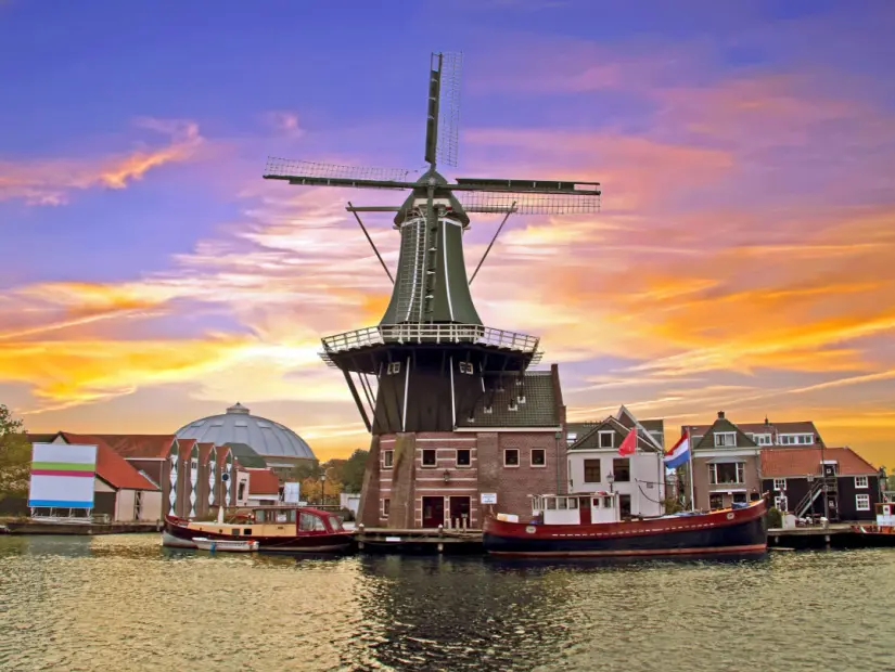 Gün batımında Hollanda'nın Haarlem kentindeki Ortaçağ Adriaan Yel Değirmeni