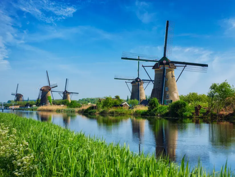 Hollanda'da ünlü turizm sitesi Kinderdijk yel değirmenleri ile Hollanda kırsal lanscape