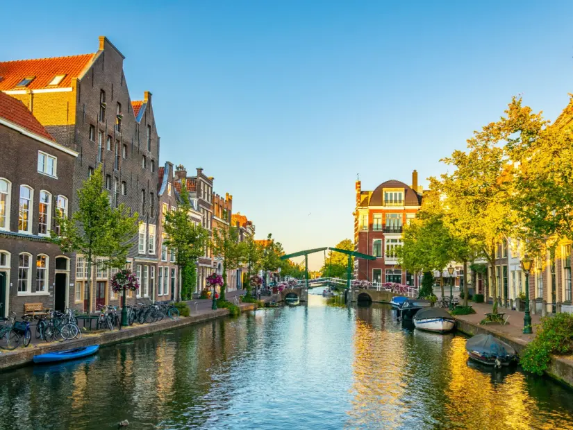 Gün batımı manzarası Leiden, Hollanda'da bir kanal