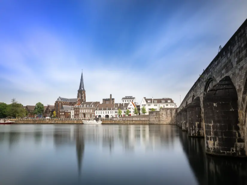 Hollanda'nın Maastricht kentinin siluetinin uzun pozlaması. 