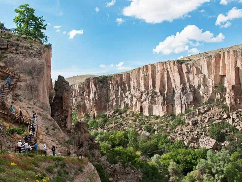 hlara Vadisi (Peristrema Manastırı) veya Ihlara Boğazı, yürüyüş gezileri için Türkiye'nin en ünlü vadisi