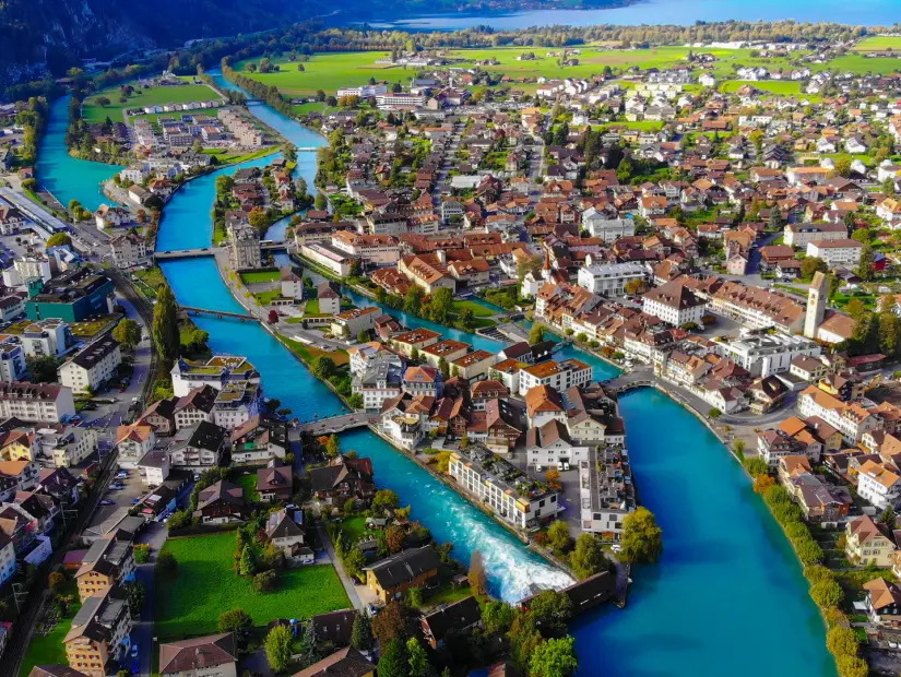 İsviçre'deki Interlaken şehrinin havadan görünümü 