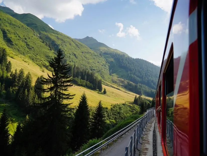 İsviçre Alpleri'nde güzel tren yolculuğu 