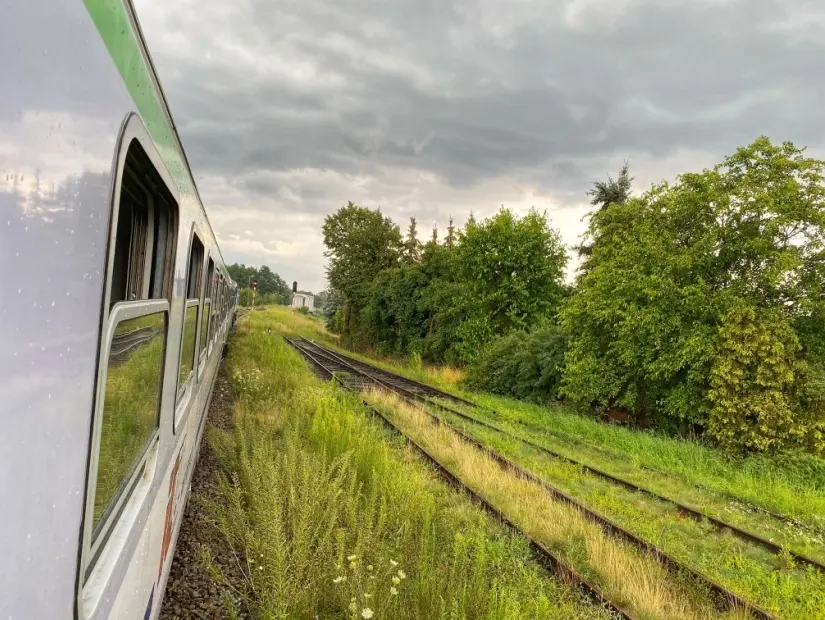 Sıcak bir yaz gününde güzel kırsalda yerel Polonya treni. 