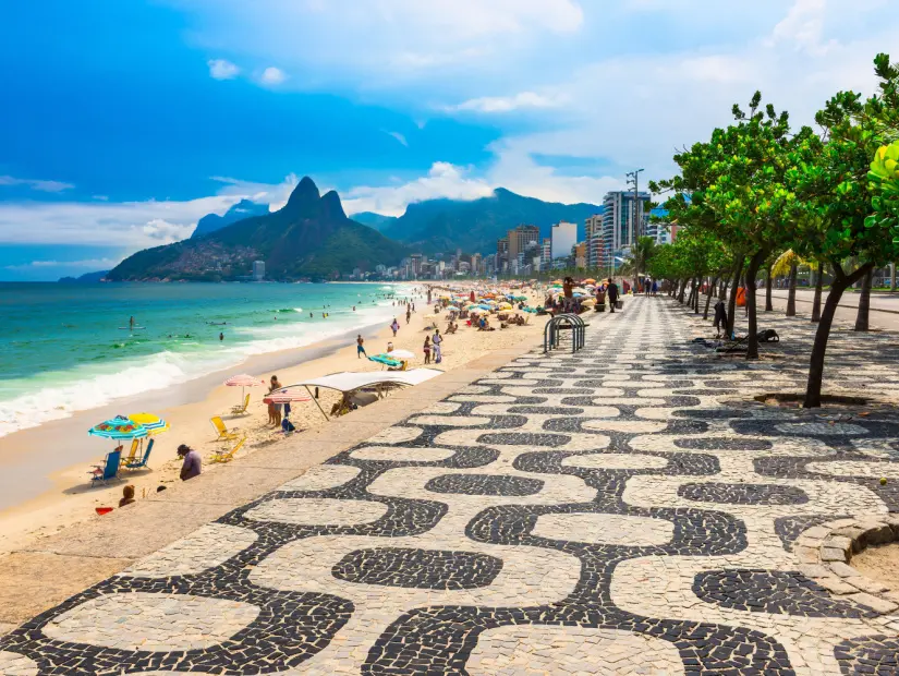 Rio de Janeiro mozaik kaldırım ile Ipanema plaj. Brezilya