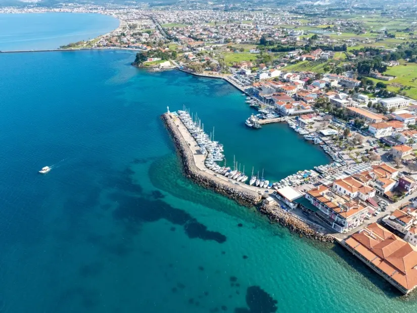  Türkiye'nin üçüncü büyük şehri İzmir'in Urla ilçesinin havadan drone görüntüsü