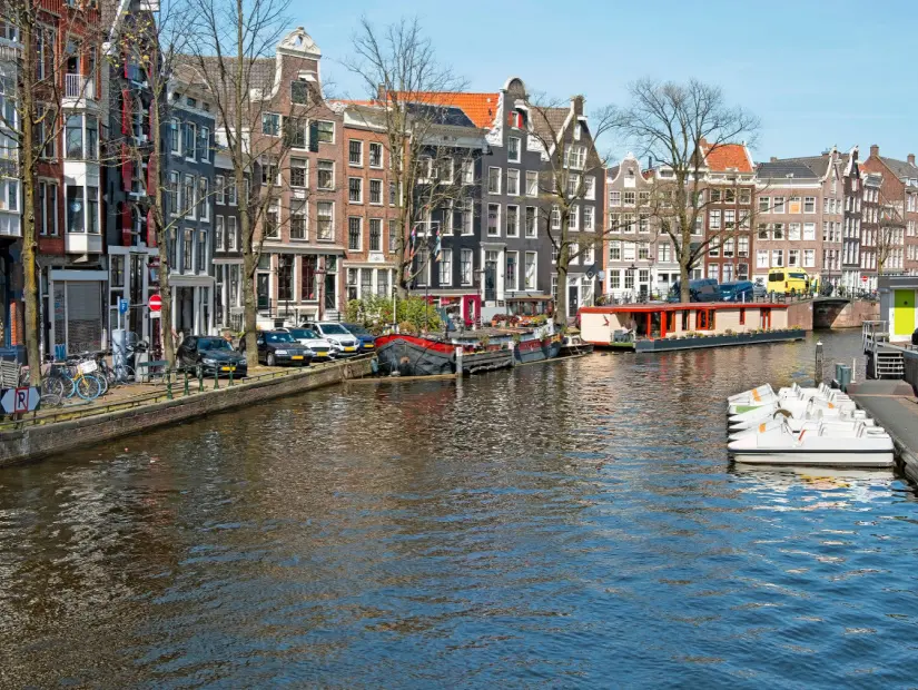 Hollanda'nın Jordaan kentindeki Amsterdam'dan şehir manzarası