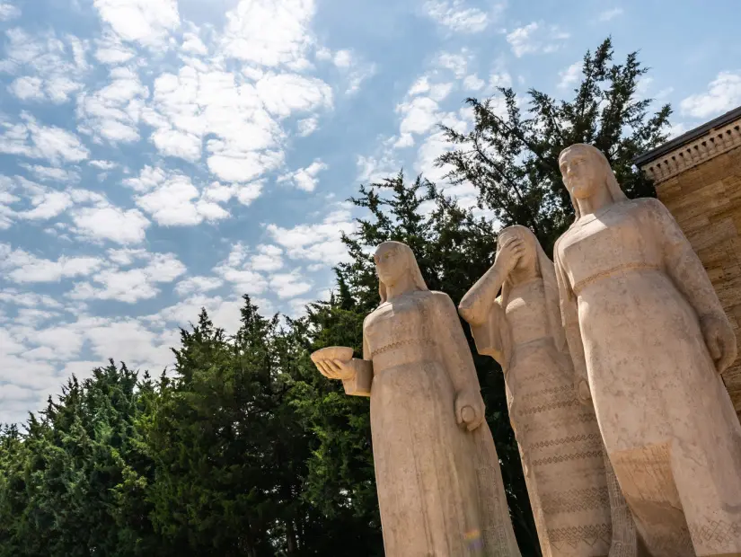  Kadın Heykel Grubu anıtkabir