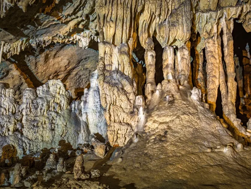 Romanya'nın Gorj ilçesinde, Kadınlar Mağarası