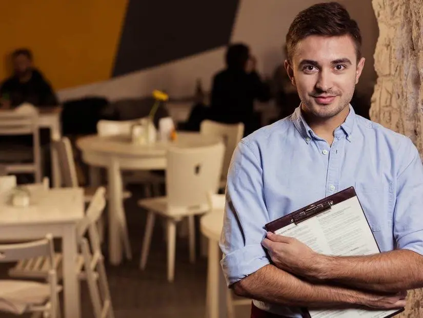 kafede çalışan adam