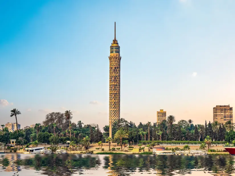 Gün batımında Kahire'deki ünlü Mısır TV Kulesi
