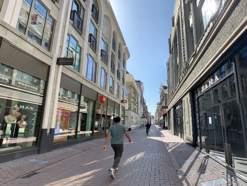 Amsterdam’ın ünlü alışveriş caddesi Kalverstraat