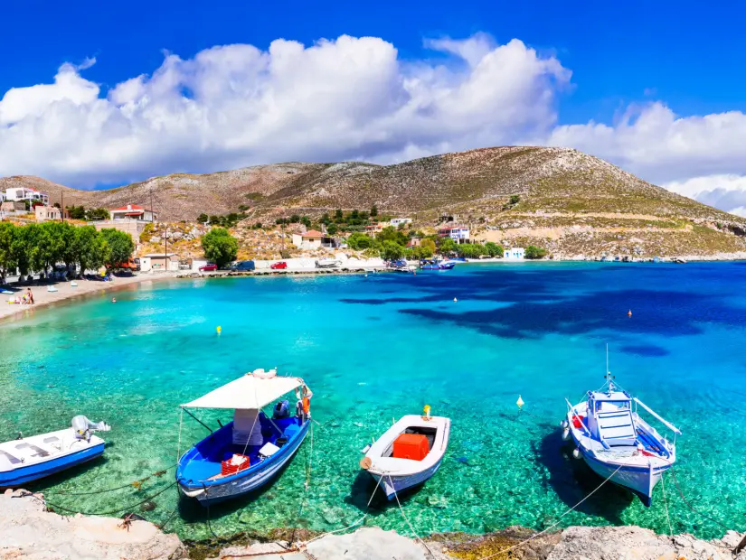 Kalimnos adası, büyüleyici Vlichadia köyü ve kristal turkuaz denizi ile güzel bir plaj.