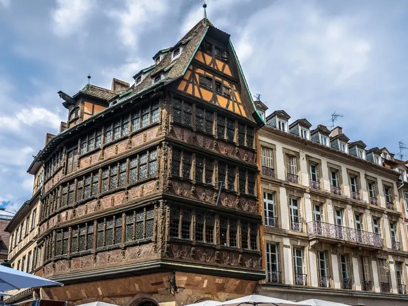 Maison Kammerzell, Strazburg'daki Place Du March'ta tarihi bir binadır. Alsas, Fransa