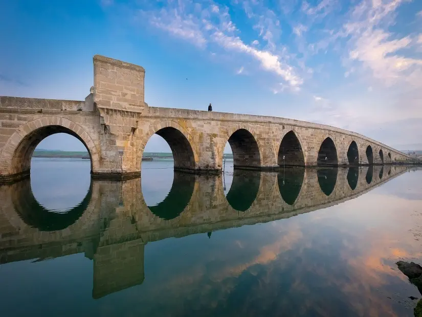 Tunca Nehri üzerinde, tarihin ve mimarinin buluştuğu bir yer olan Kanuni Köprüsü