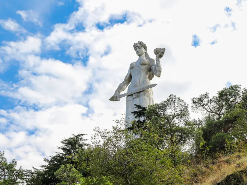 Tiflis şehrine bakan Gürcistan Annesi heykelinin (Kartlis Deda) görünümü