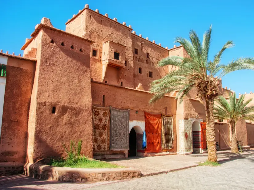 Berber kasabası Ouarzazate, Fas'taki Taourirt Kasbah. Ülkenin en etkileyici kasbahlarından biri, ünlü ve çok turistik.