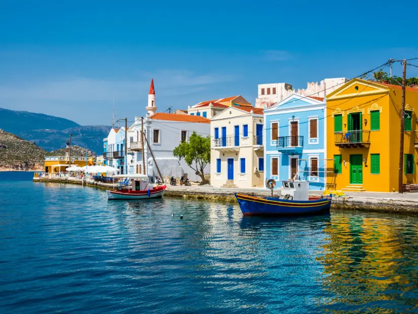 Yunanistan'da Kastellorizo ​​Adası liman manzarası