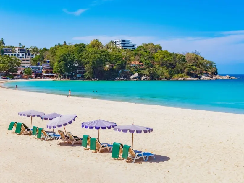 Kata Plajı'nda Beyaz Kum Plajı'nda Plaj Yatağı ve Şemsiye, Phuket, Tayland