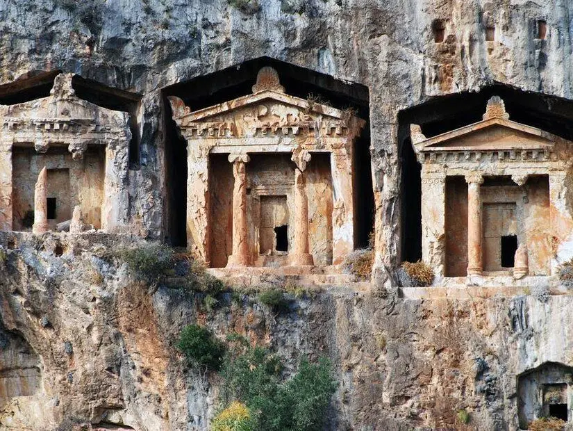 Kaunos Dalyan'daki kayaya oyulmuş tapınak mezarları 