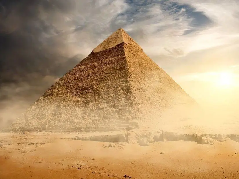 kefren piramidi, Gri bulutların altında kum tozu piramit