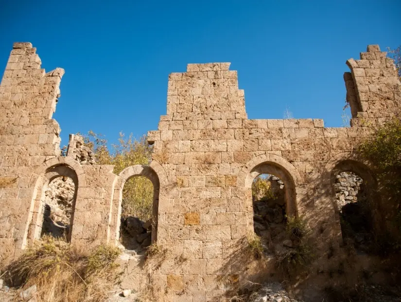 Taş malzemeyle inşa edilmiş tarihi Kelat Sarayı'nın kalıntıları, Şemdinli, Türkiye.