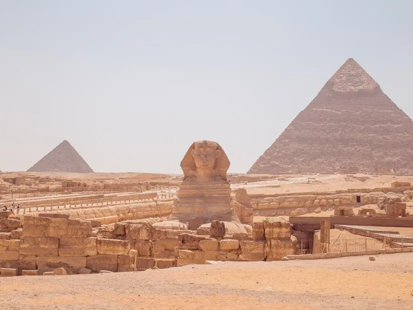 Kahire, Giza, Mısır'daki Kefren Sfenks ve piramidi